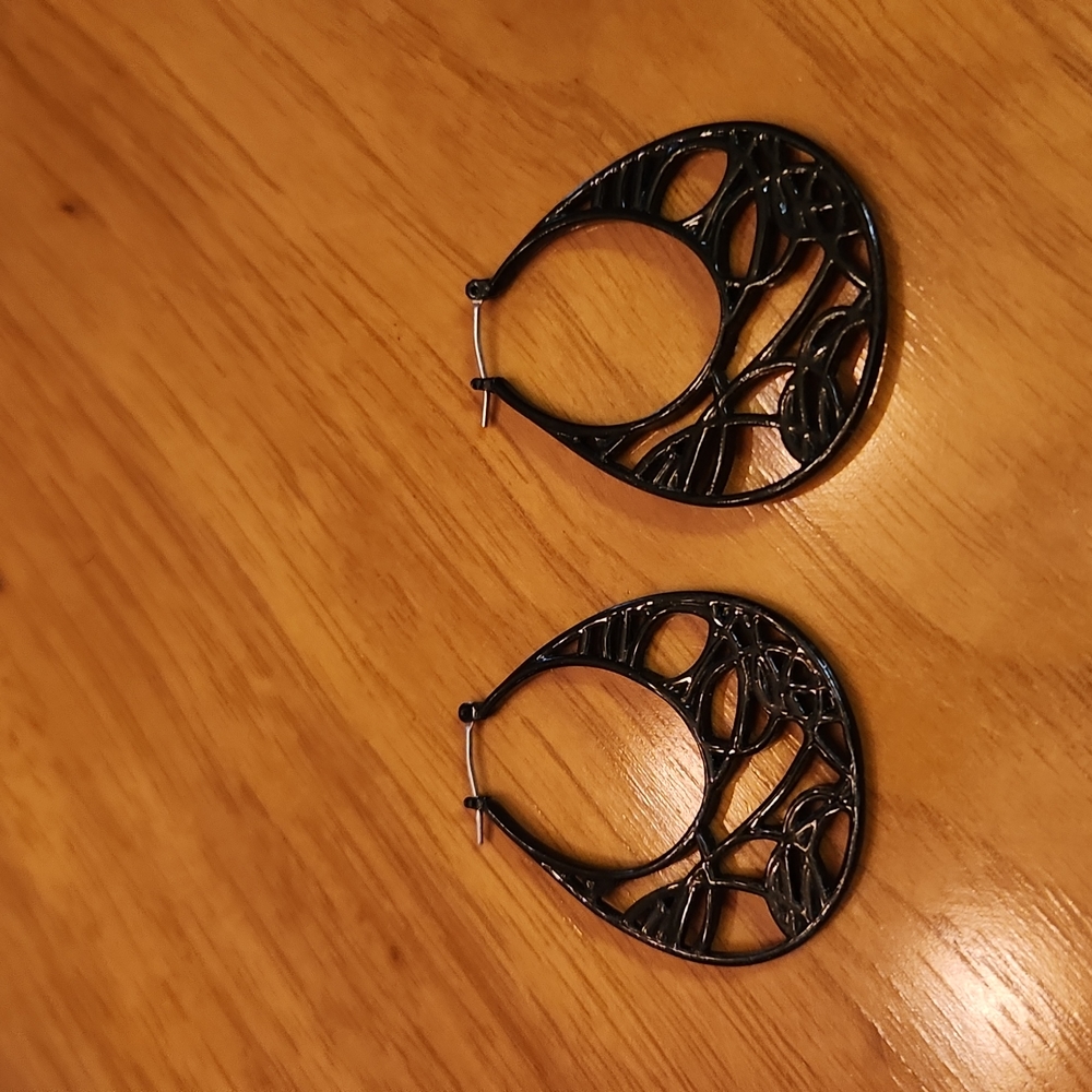 Black Earrings, GUC